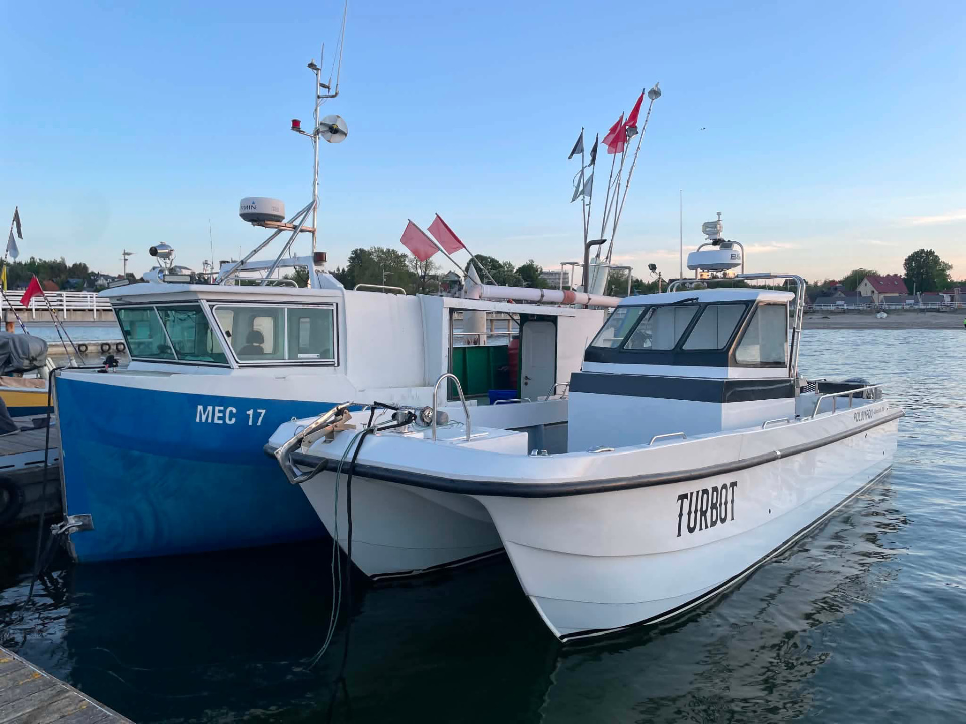 Łodzie rybackie MEC-17 i TURBOT w przystani Rybackiej w Mechelinkach